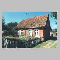 105-1054 Tapiau im August 1995. Das Haus von Albert und Anna Rehberg in der Rohsestrasse 1.jpg